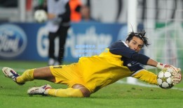 温网巅峰对决，阿尔卡拉斯逆转德约科维奇首夺男单冠军