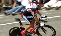 百米飞人巅峰对决 新星闪耀打破纪录